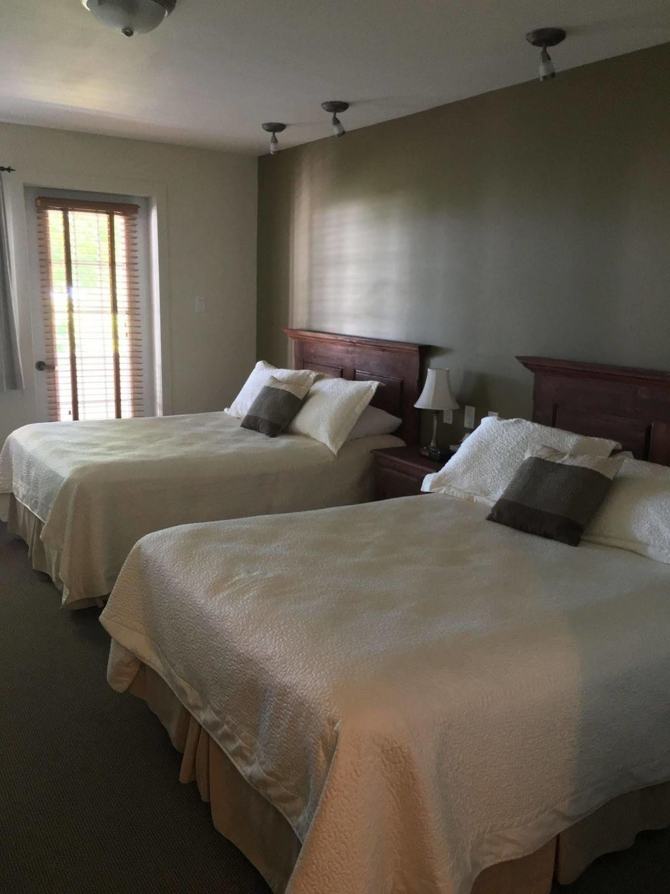 Auberge La Courtepointe เปอตีต-ริวิแยร์-แซ็งต์-ฟรองซัวส์ ภายนอก รูปภาพ